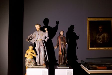 Im Schein der Taschenlampe: Raum 11 „Klerus, Religiosität und Adel / Jüdischer Kultus“ im Historischen Museum des Hochstifts Paderborn (Foto: Lina Loos für das Kreismuseum Wewelsburg)